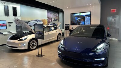 Tesla Showroom Dadeland Mall, 27 November 2023 - Two cars – Tesla Theater: bővülnek az elérhető streaming szolgáltatások