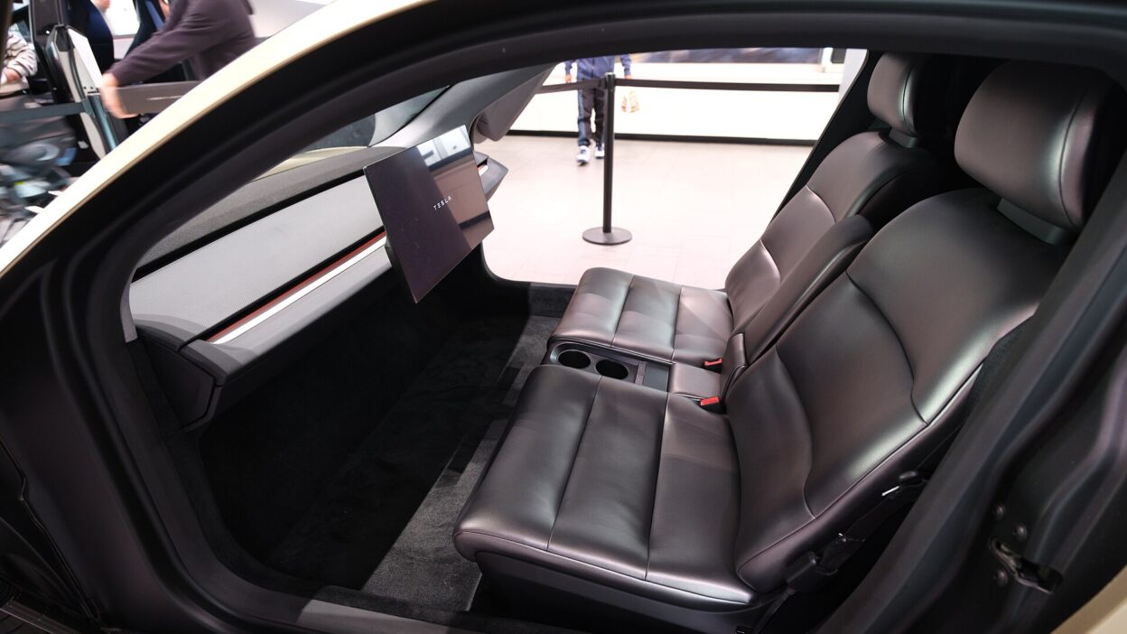 Tesla Cybercab at Santana Row interior dllu – Tesla visszafogja a Model Y robotaxikat, jön az FSD V15