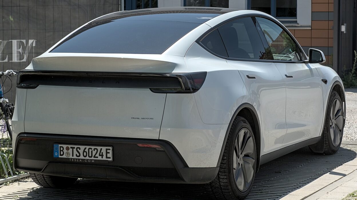 Tesla Model Y (2025) MYLE Festival 2025 DSC 9570 – Tesla-visszahívás: 20 349 Model 3 és Model Y fényszórója hib