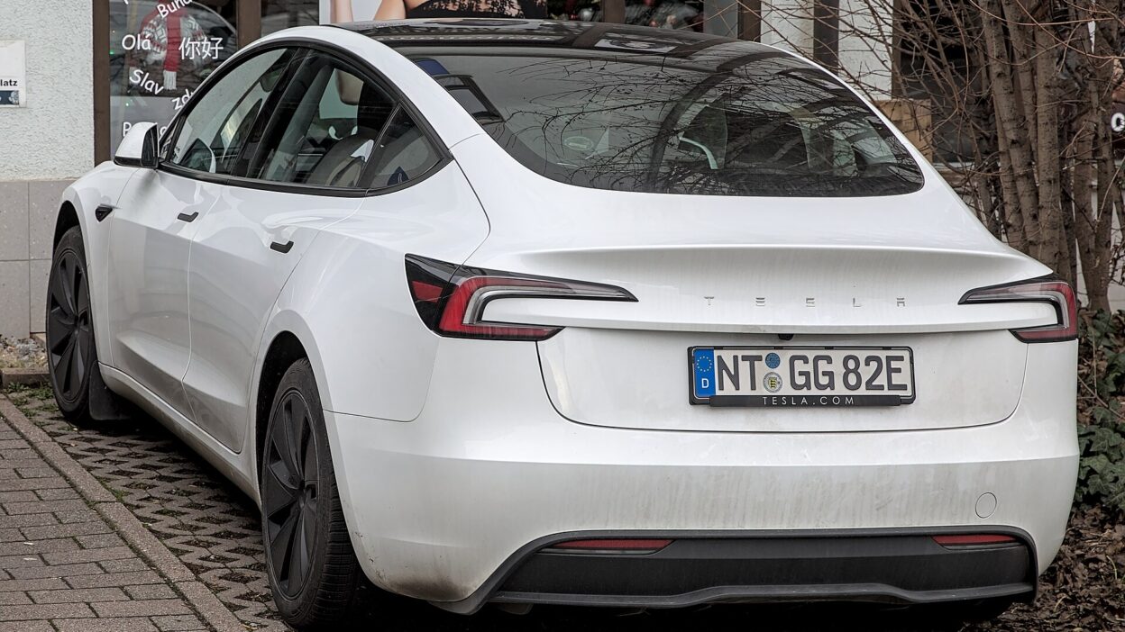 Tesla Model 3 (2023) 1X7A1678 – Tesla visszahívás Kínában: matricával és frissítéssel oldják