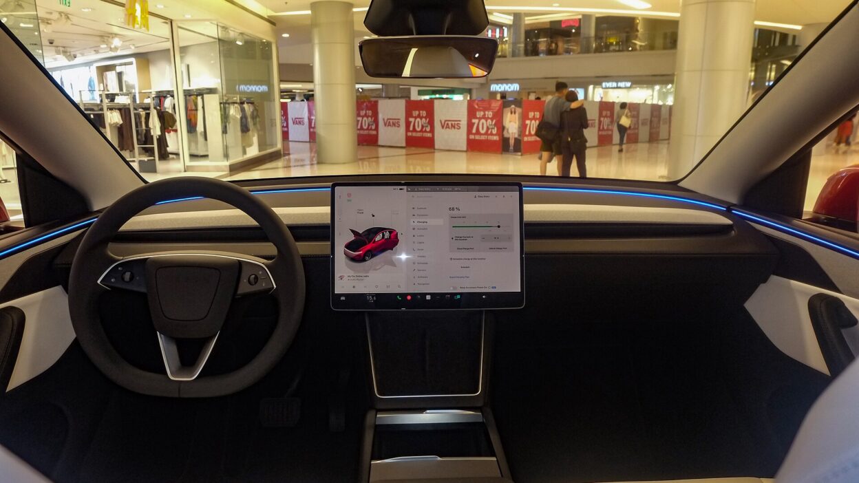Tesla Model Y Juniper Long Range AWD White + Black 02 – Teslamagazin