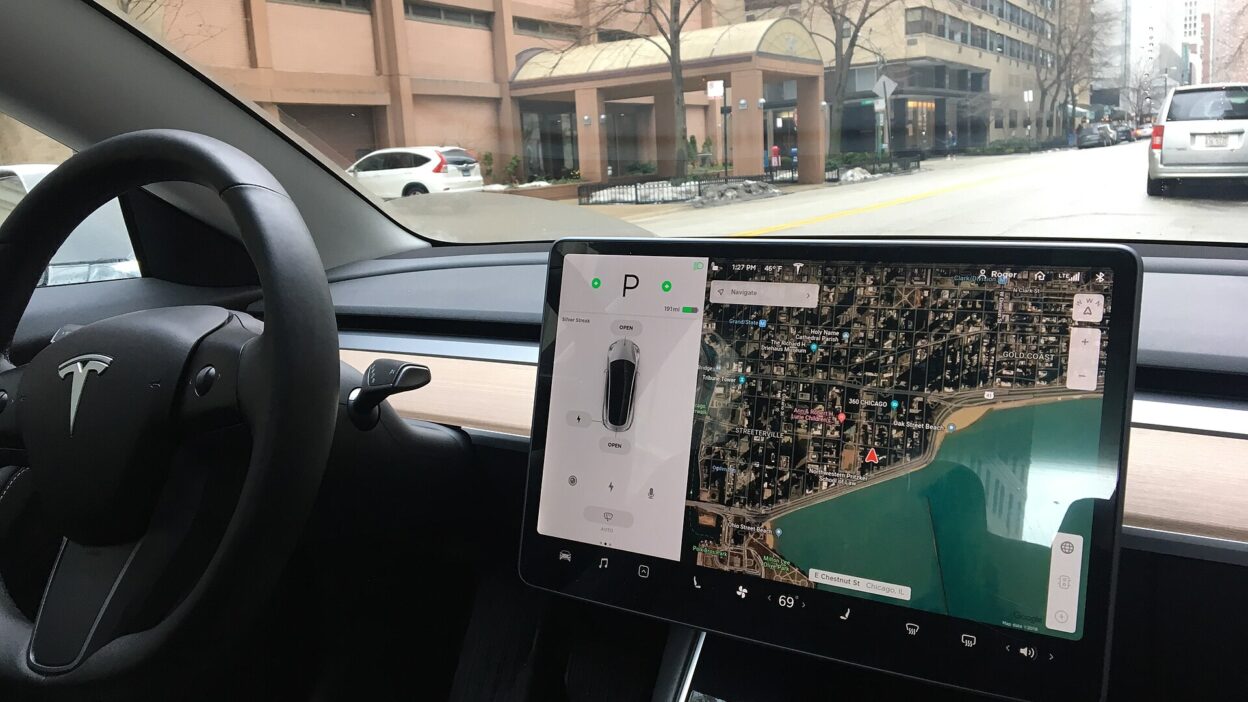 20190203 01 Tesla dashboard (48100409022) – Teslamagazin