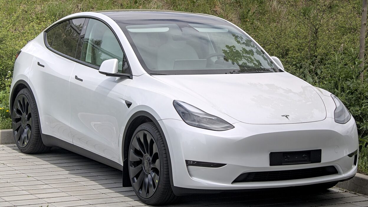 Tesla Model Y IMG 9499 (cropped) – V2L adapter: sok újabb Model Y mégsem kompatibilis vele