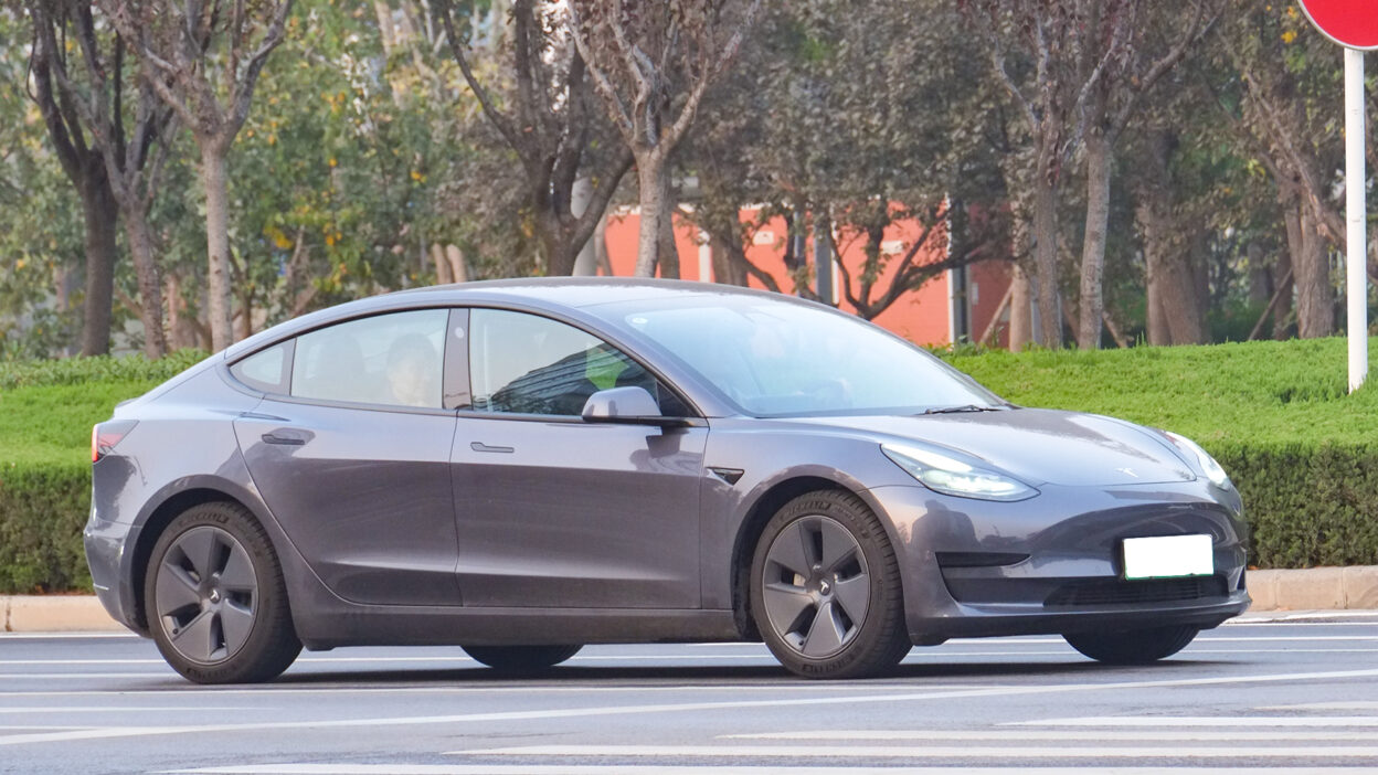 20221106 Tesla Model 3 on South Dongfeng Road in Zhengzhou – Így teszteli a biztonságot a Tesla riválisa, a Zoox robotaxi