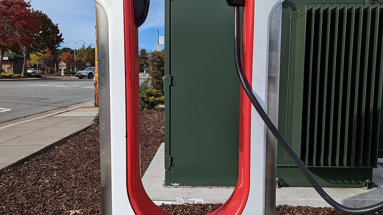 Tesla Supercharger station, West Hillsdale Blvd, San Mateo 4 – 3D-s Supercharger térkép érkezett a Tesla mobilalkalmazásba