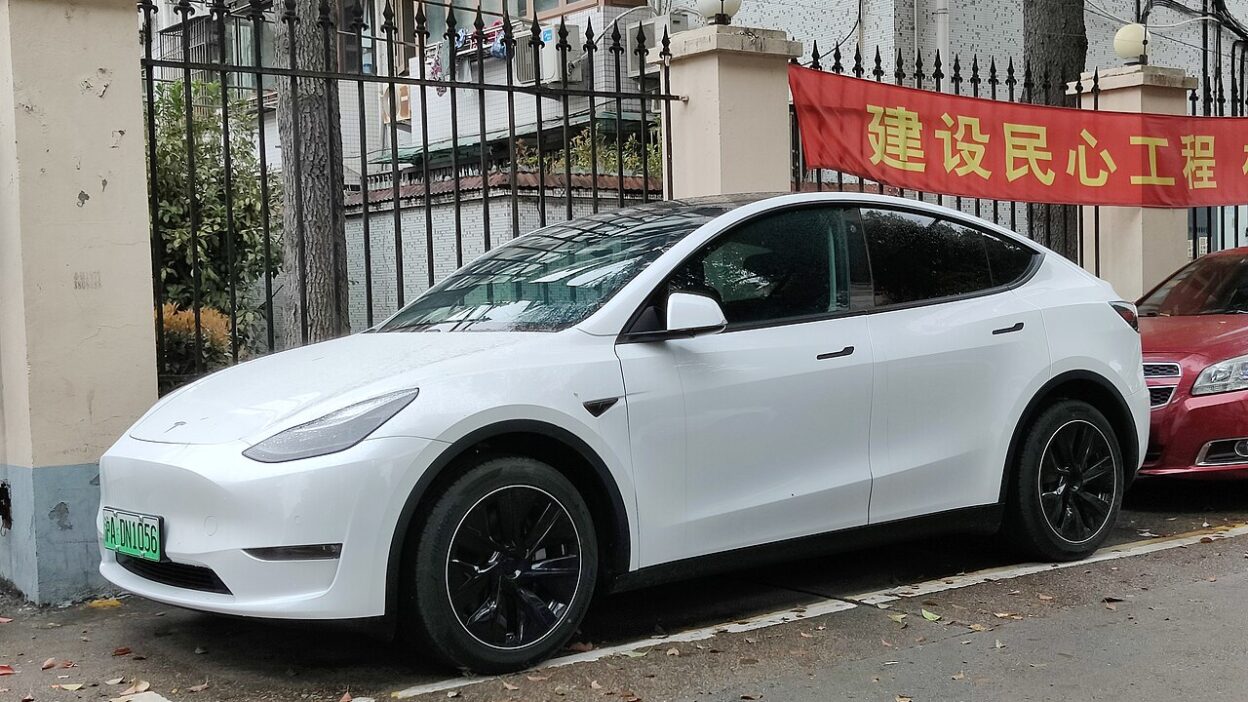 Tesla Model Y 2021032001 – 98 évesen vett Tesla Model Y modellt, FSD segítségével jár