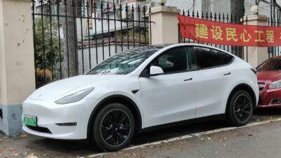 Tesla Model Y 2021032001 – 98 évesen vett Tesla Model Y modellt, FSD segítségével jár