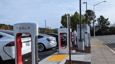 Tesla Supercharger station, West Hillsdale Blvd, San Mateo 2 – Akkordeon Supercharger: gyári előszerelt töltőoszlopok
