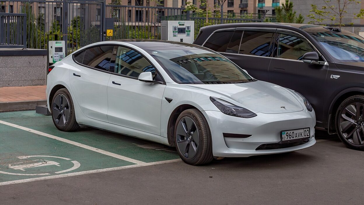 Алматы, Tesla Model 3 на Каримова – BMW Maps navigáció: Tesla-stílusú 3D nézet érkezik