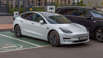 Алматы, Tesla Model 3 на Каримова – BMW Maps navigáció: Tesla-stílusú 3D nézet érkezik
