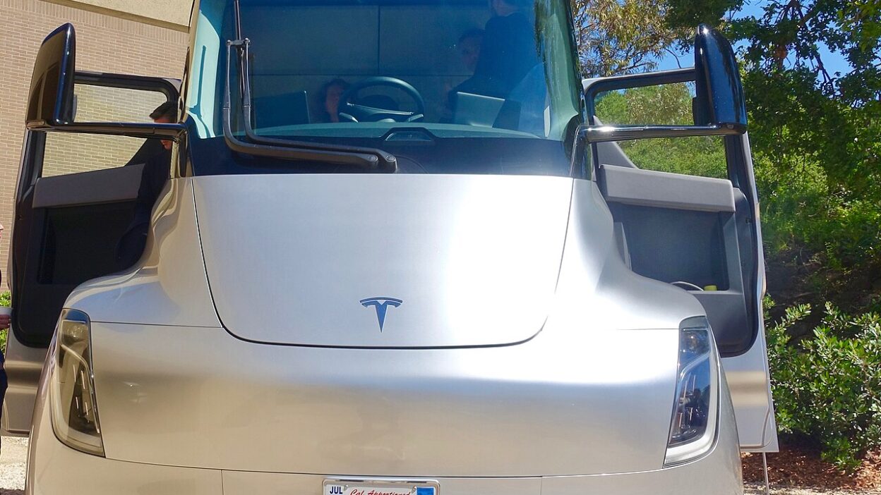 Tesla Semi From the Front (47619421222) – BYD ETT 44: bemutatkozott a Tesla Semi új vetélytársa