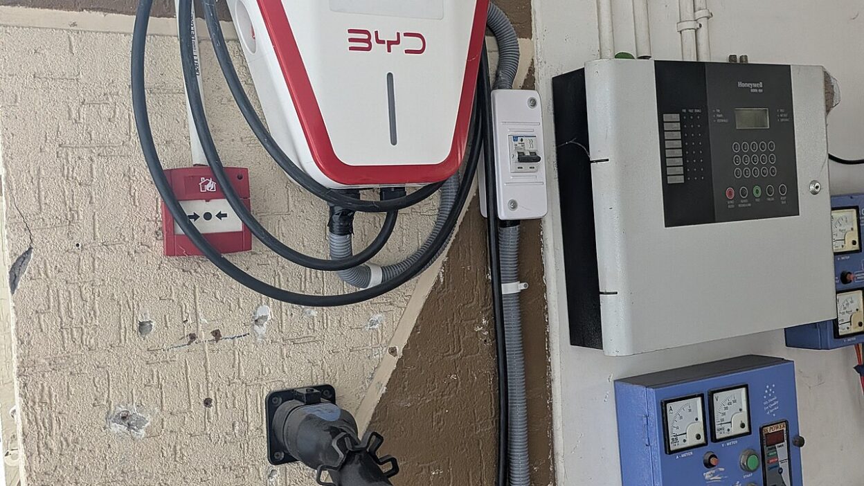BYD electric car charger at garage of hotel in Hyderabad – BYD szilárdtest-akkumulátoros elektromos autója érkezik 2027