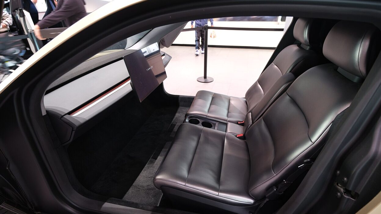 Tesla Cybercab at Santana Row interior dllu – Cybercab vásárlás: űrlapot indított a Tesla a flottáknak