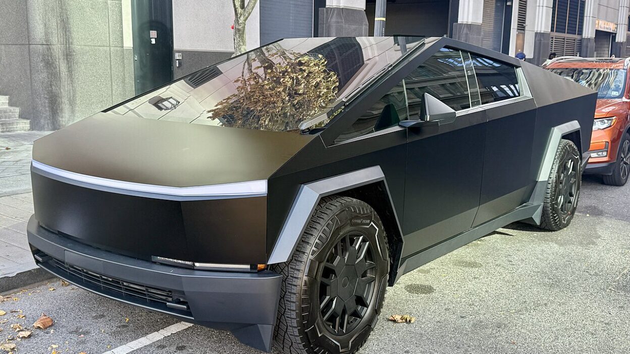 Tesla Cybertruck - 06 – Cybertruck oldalkamerái: új ház tereli el az esővizet