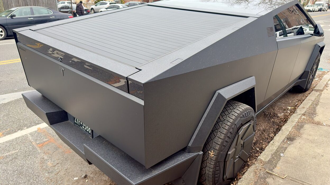Tesla Cybertruck (grey) - 04 – Cybertruck: új oldalkamera-ház, jobb látótáv esőben