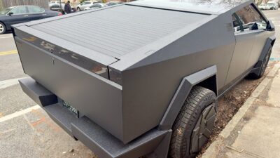 Tesla Cybertruck (grey) - 04 – Cybertruck: új oldalkamera-ház, jobb látótáv esőben