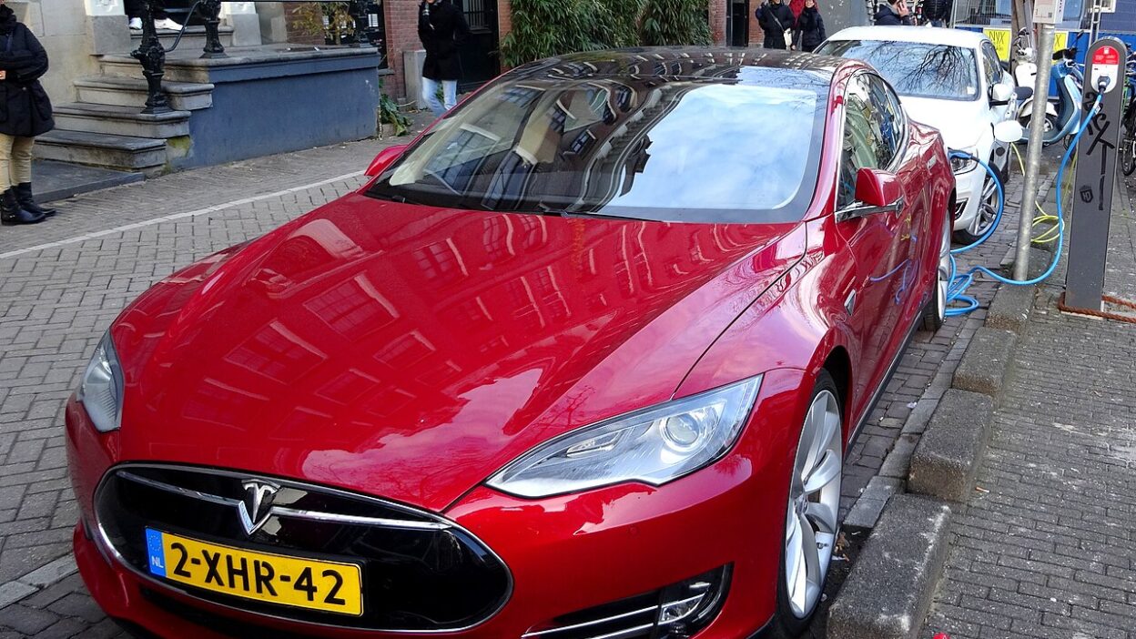 Charging Red Tesla Model S Amsterdam – BYD Denza Z9GT: 1000 kilométeres hatótávú EV Melbourne utcái