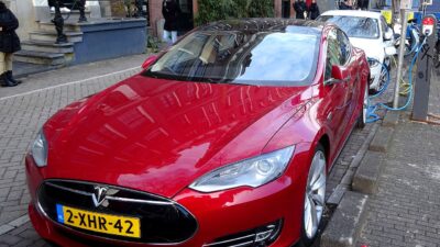 Charging Red Tesla Model S Amsterdam – BYD Denza Z9GT: 1000 kilométeres hatótávú EV Melbourne utcái