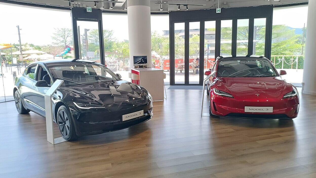 HK SKD 西貢北 Sai Kung North 海映路 Hoi Ying Road 西沙 Go Park Sai Sha shop TESLA Showroom June 2025 R12S 04 – Dubai új autonóm tesztelő központja már Teslákkal is működik