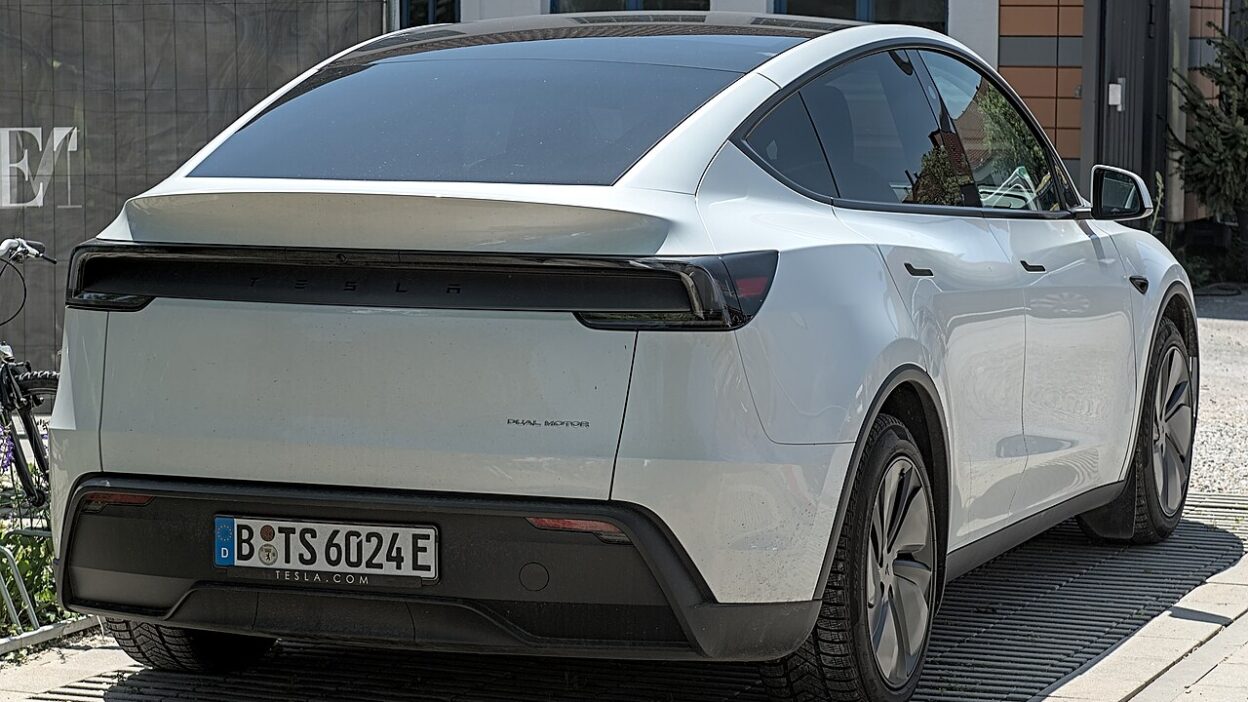 Tesla Model Y (2025) MYLE Festival 2025 DSC 9568 – Elon Musk vitatja a New Yorkban történt Tesla baleset tálalá