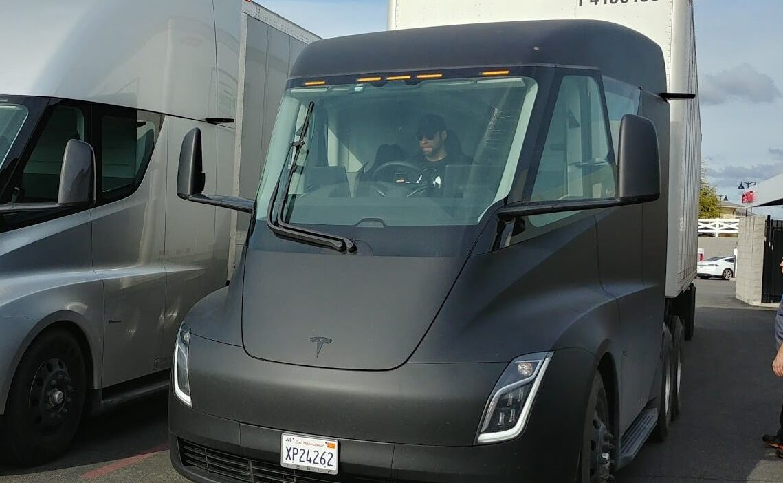 Tesla Semi 5 (cropped) – Bemutatkozott az európai Tesla Semi: 550 km hatótáv, tükrök