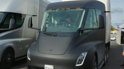 Tesla Semi 5 (cropped) – Bemutatkozott az európai Tesla Semi: 550 km hatótáv, tükrök