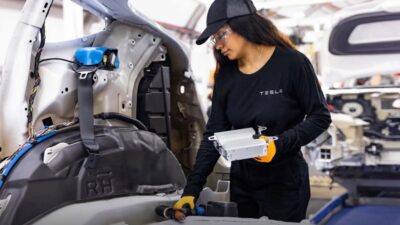 Faji diszkriminációs per kezdődött a Tesla ellen