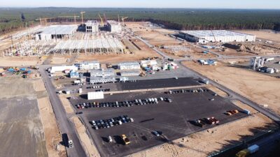 Tesla Gigafactory 4 DJI 0221 – FSD Supervised Brüsszelben: sikerek és hibák egyaránt
