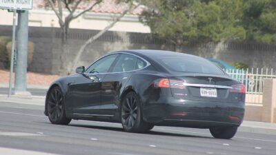 Black Tesla Model S on N Jones Blvd – FSD v14.2 Lite: frissülnek a HW3-as Model S és Model X autók