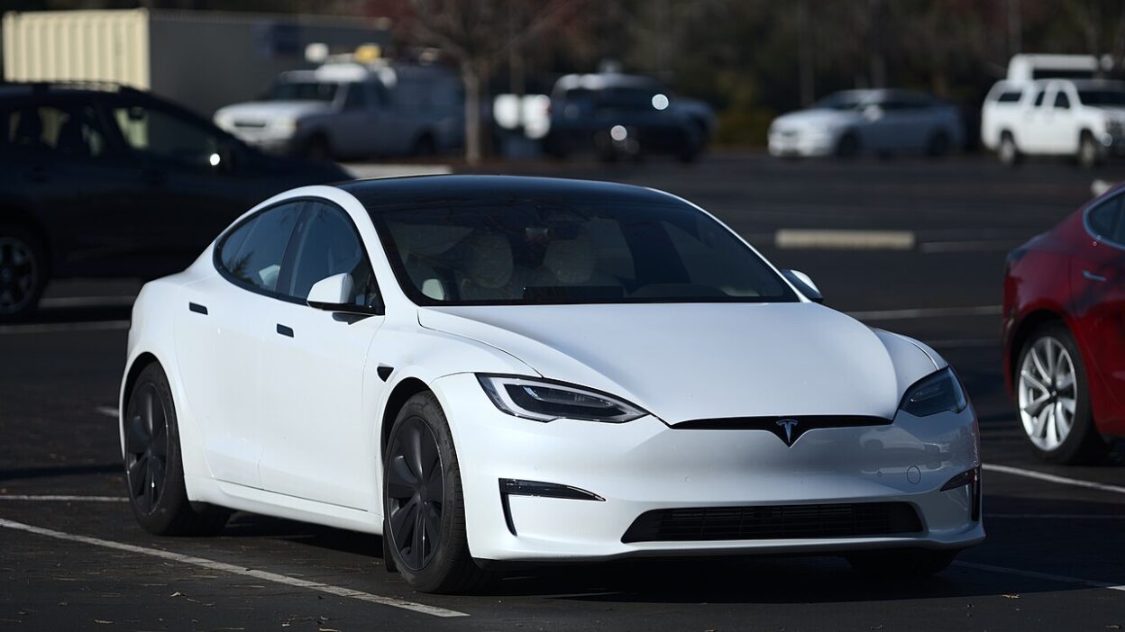 2021 Tesla Model S P2 Long Range front right view – FSD V14.3.9: automatikus balesetelkerülés, HW3-ra Lite verzi