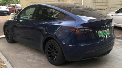 Grok Bot a Teslákban hírének archív illusztrációja: kék Model Y 2022-ből