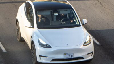 Grok Bot hangvezérlés hírének archív illusztrációja: fehér Tesla Model Y