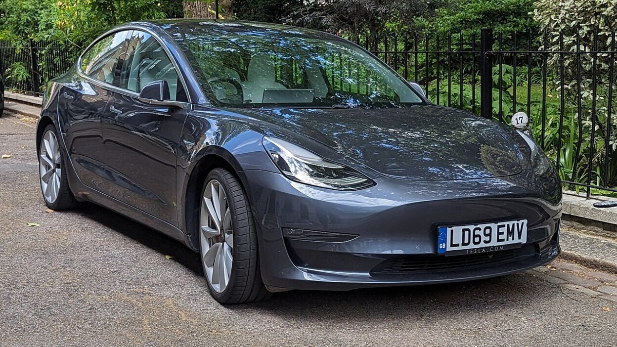 2019 Tesla Model 3 Performance AWD – Grok hangvezérlés: szinte mindent irányít a Teslák
