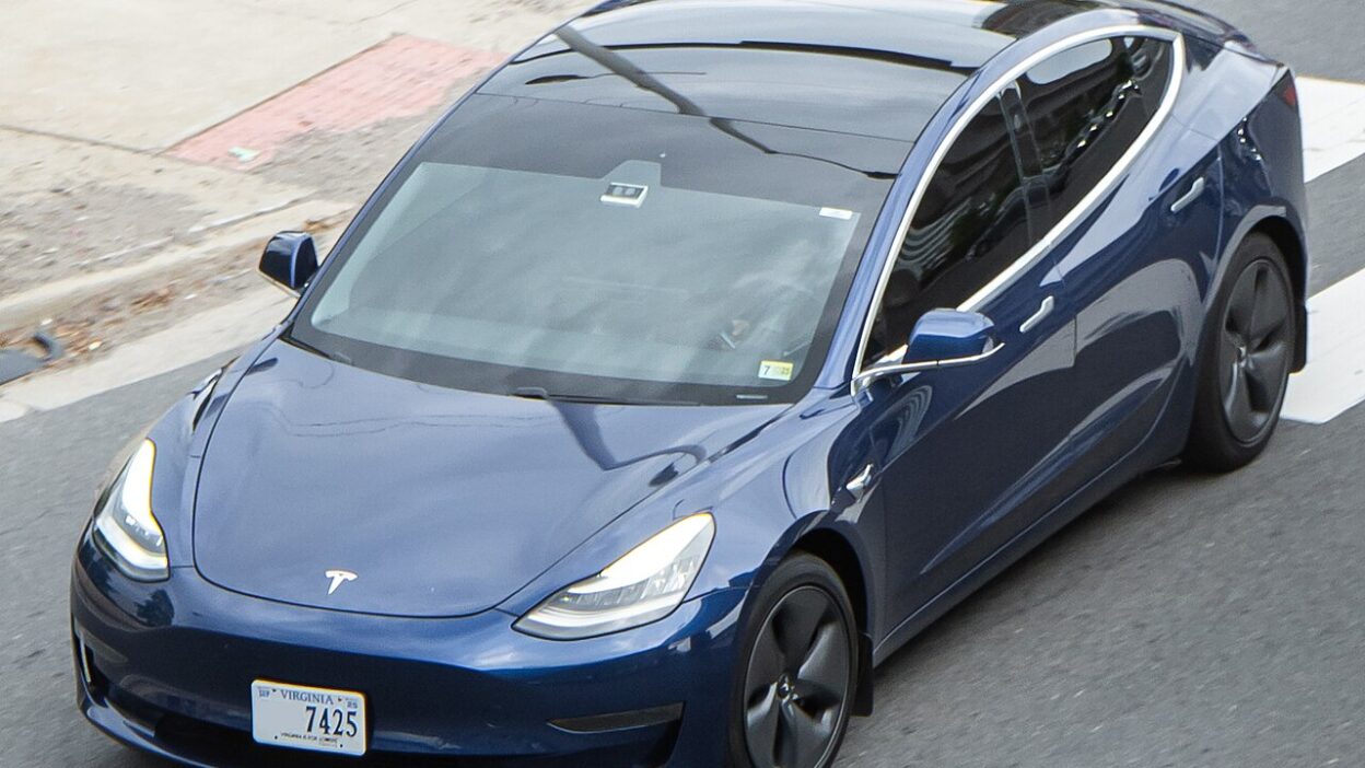 Tesla Model 3 Washington DC Metro Area, USA (16) – Musk szerint a Cybercabba beilleszthető lesz a PlayStation v