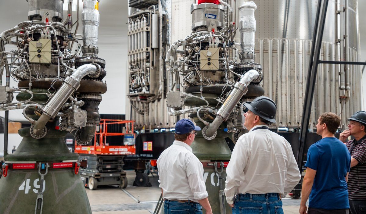 NASA and SpaceX leadership view the engines of Starship – NASA újabb 946 millió dolláros szerződést kötött SpaceX-szel