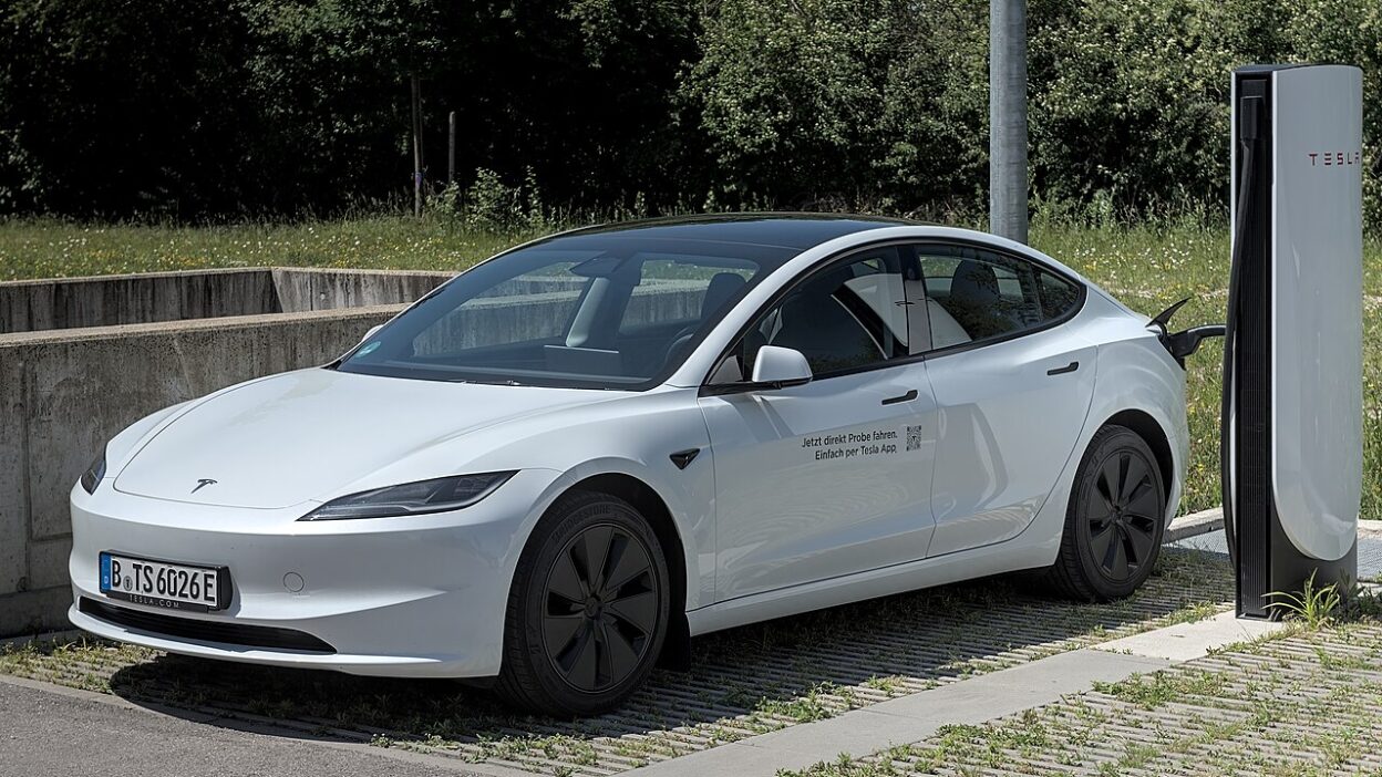 Tesla Model 3 (2023) MYLE Festival 2025 DSC 9556 – A Rivian beépített Waze-riasztásokat kap, a Tesla