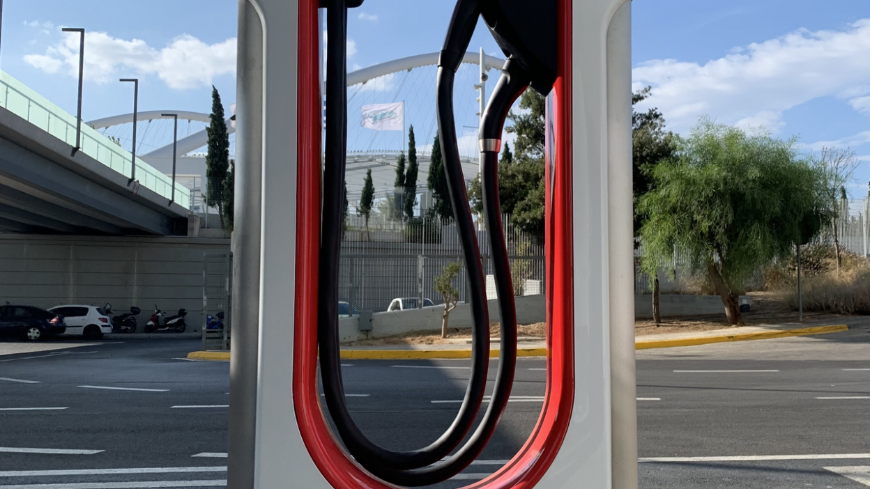 Tesla Supercharger stall in Athens 01 – Újabb robotaxi Supercharger épülhet Austinban 24 töltőálláss