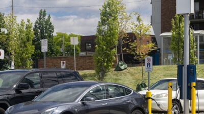 Tesla Model 3 charging, Windsor, Ontario, 2025-05-31 – Starlink internet: 124 kazahsztáni vonatra bővítenének