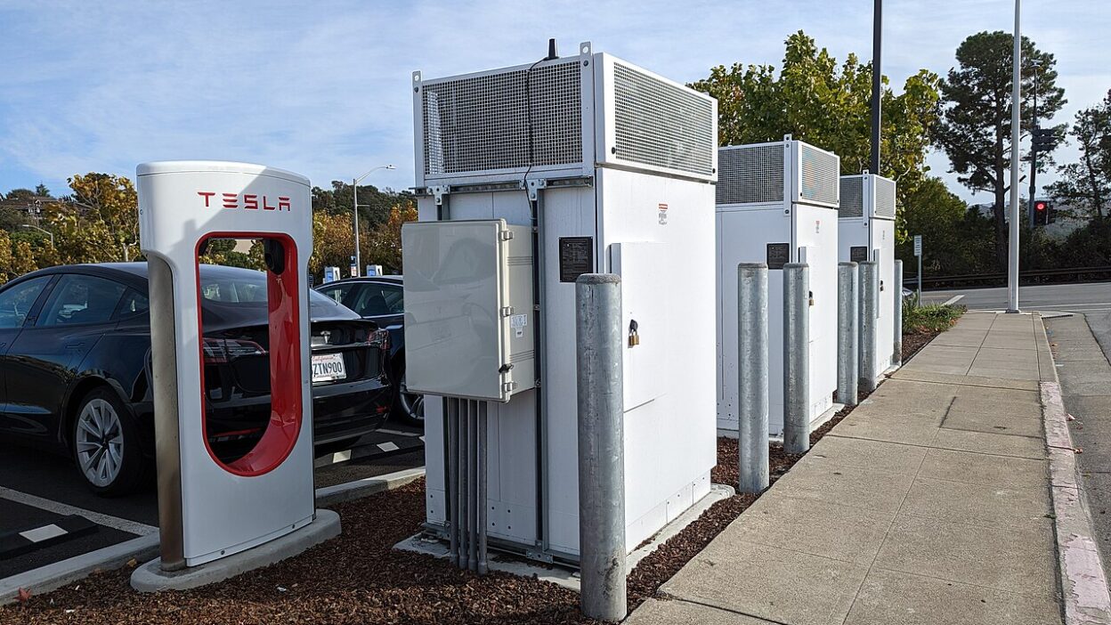 Tesla Supercharger station, West Hillsdale Blvd, San Mateo 3 – Tesla Accordion Supercharger: 20 százalékkal olcsóbb telepít