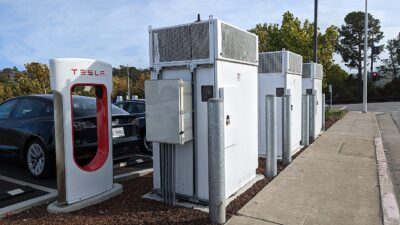 Tesla Supercharger station, West Hillsdale Blvd, San Mateo 3 – Tesla Accordion Supercharger: 20 százalékkal olcsóbb telepít
