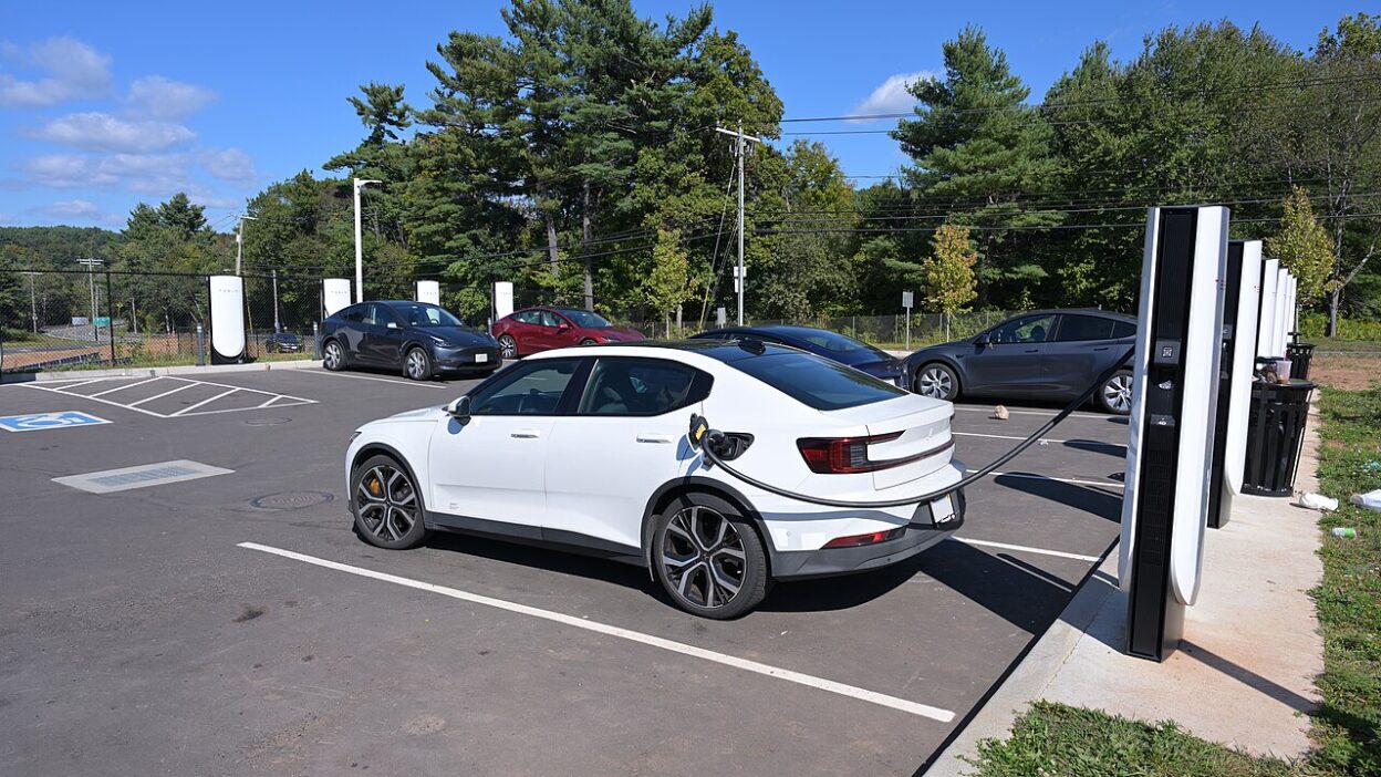 Polestar 2 charging at Tesla Supercharger – A Tesla Cybercab elhagyja az AC töltést, csak DC gyorsfeltöl