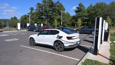 Polestar 2 charging at Tesla Supercharger – A Tesla Cybercab elhagyja az AC töltést, csak DC gyorsfeltöl
