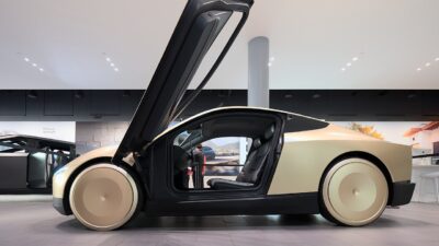 Tesla Cybercab at Santana Row side view dllu – NHTSA vizsgálatot indított a Tesla Cybercab ügyében
