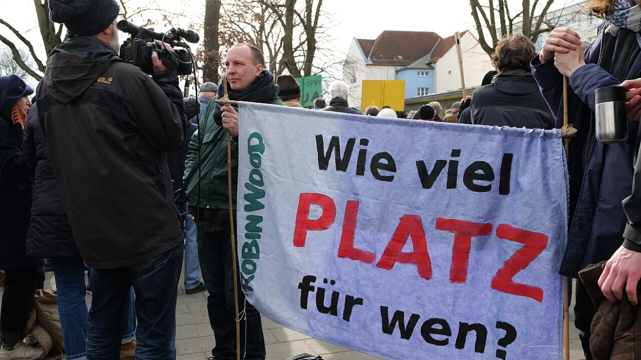 Protest against Tesla factory Erkner 2020-02-22 08 – A Tesla Cybercabok gyártása: Starlink integráció tömegtermel