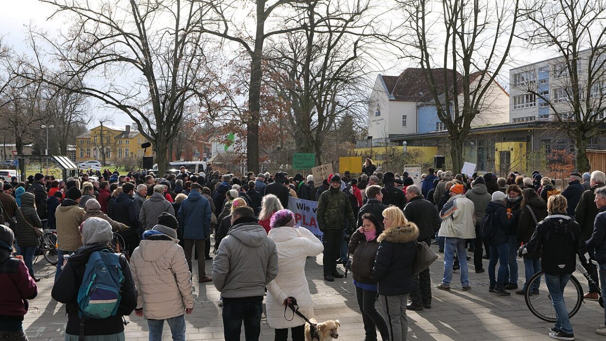 Protest against Tesla factory Erkner 2020-02-22 02 – Tesla Cybercab: új gyártási technológia részletei