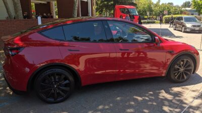Tesla Model Y passenger side view – Tesla: az Immersive Audio X már a Model 3-hoz is megérkezett