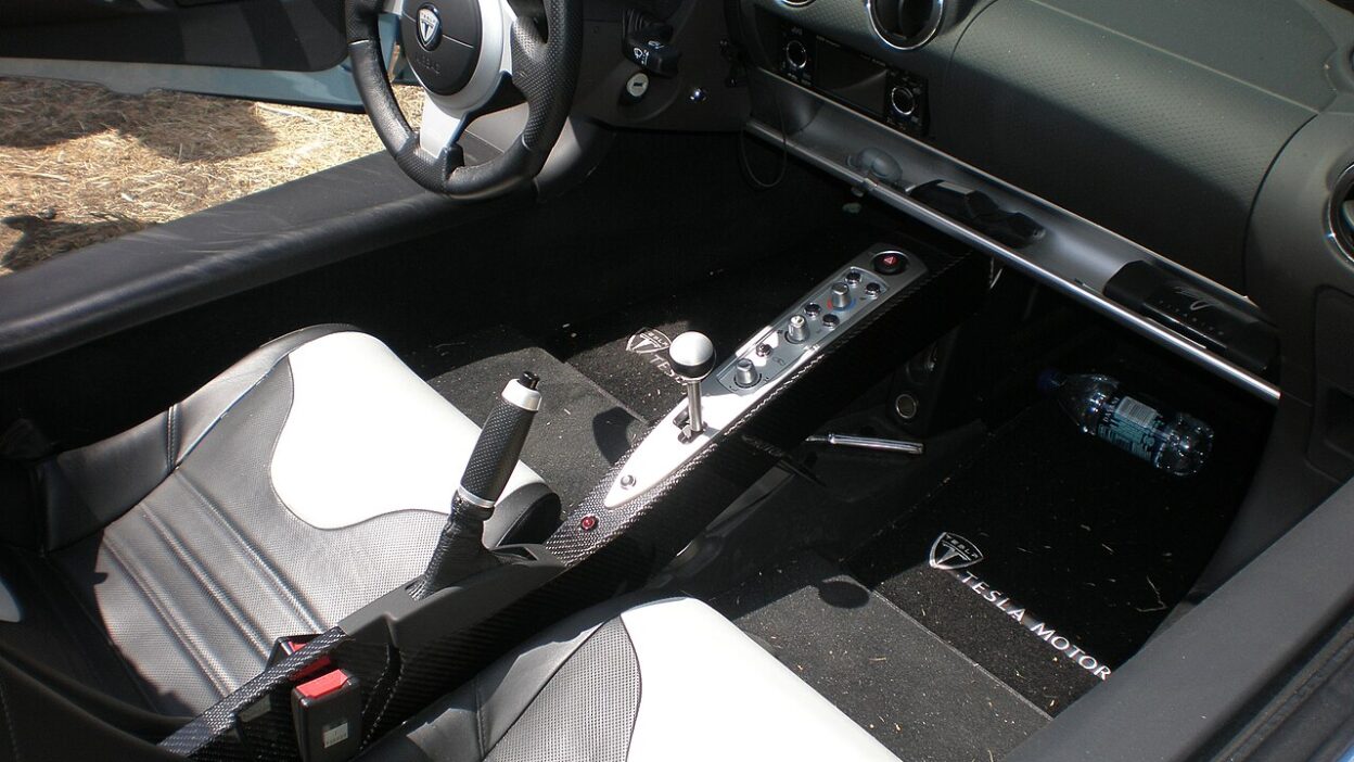 Blue Tesla Roadster interior – Tesla lezárja a texasi légteret a Roadster bemutatójára