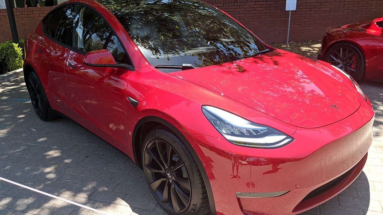 Tesla Model Y front passenger side view – A Tesla Model 3 töltése volt a legolcsóbb a CAA tesztjén