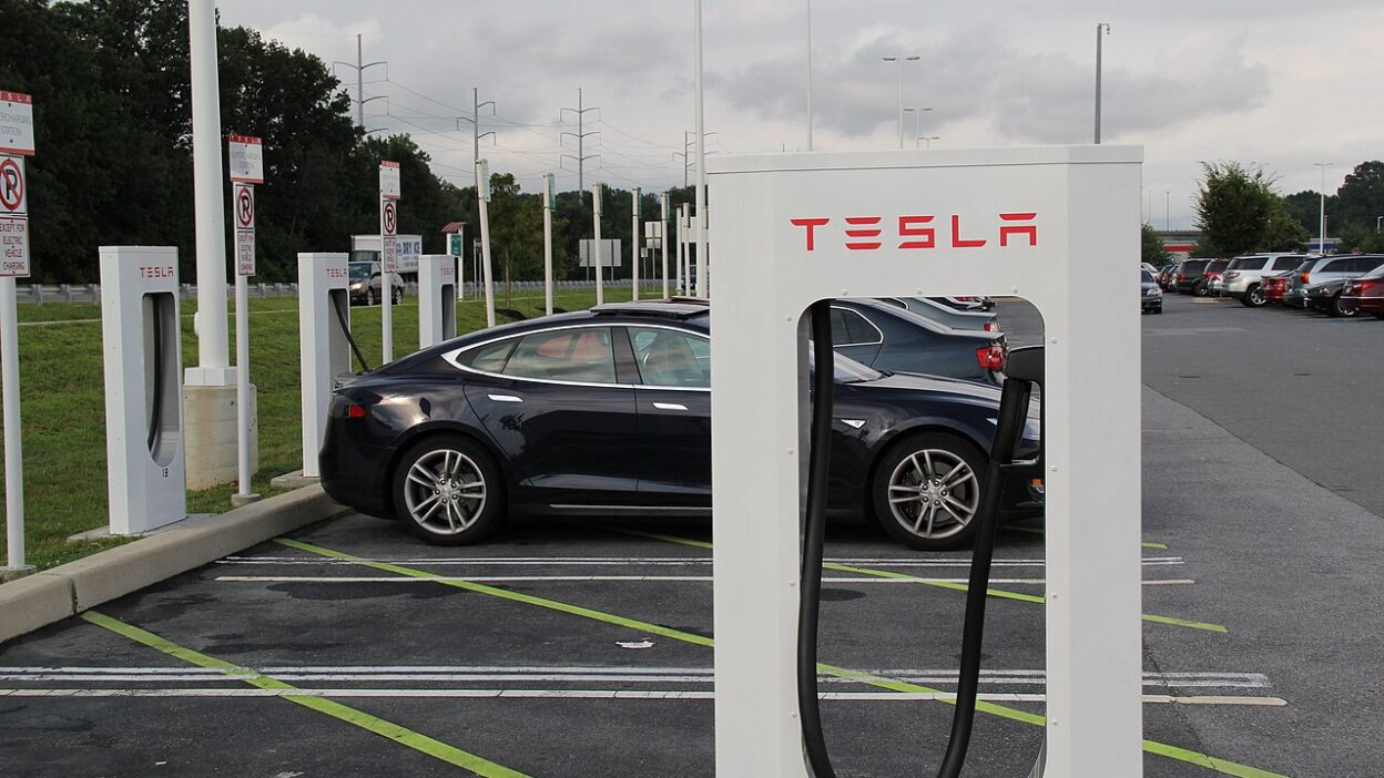 Charging Tesla Model S 02 – Model Y L: a hivatalos hatótáv jobb lett a Tesla s
