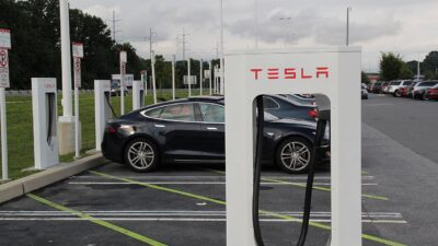 Charging Tesla Model S 02 – Model Y L: a hivatalos hatótáv jobb lett a Tesla s